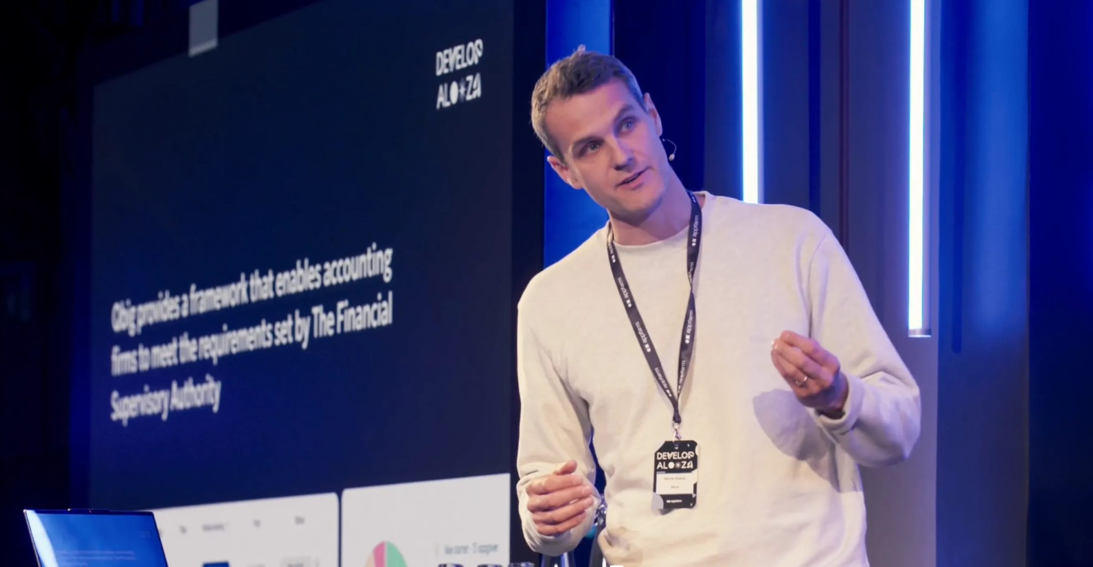 Foredragsholder presenterer på Developalooza