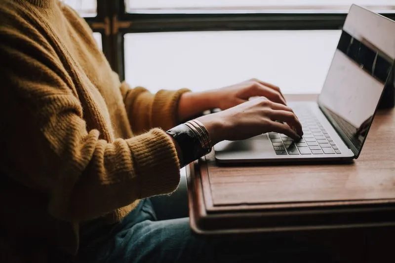 Person som jobber på en laptop